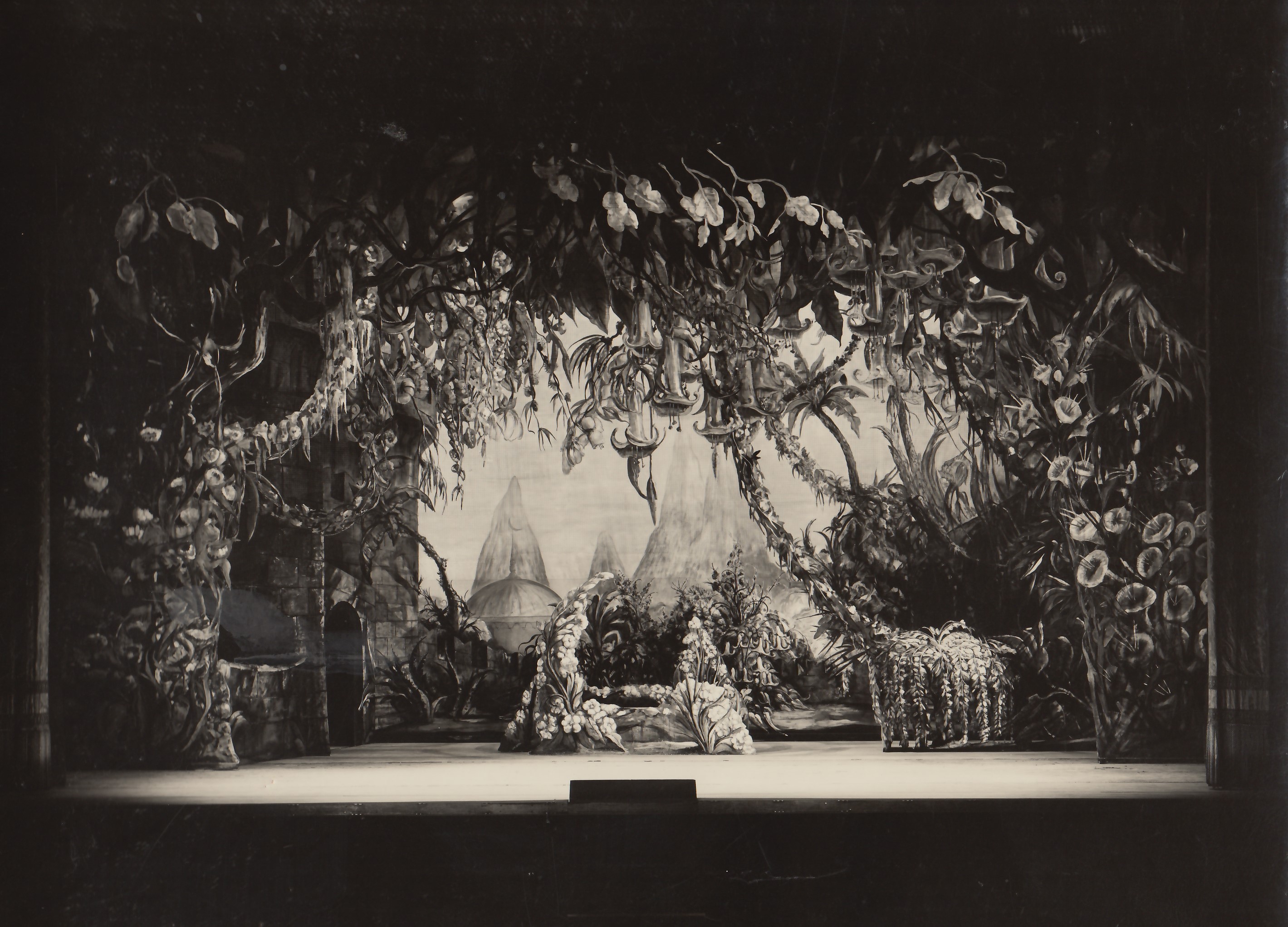 19L__1950a_Parsifal_Act II, Scene 2 - Strohmeyer photographer.jpg